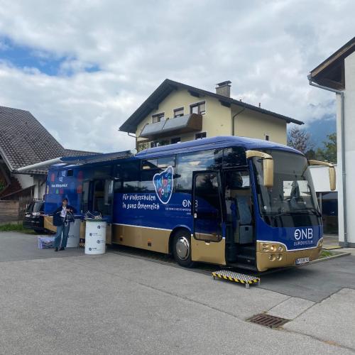 Der Euro-Bus vor der Schule