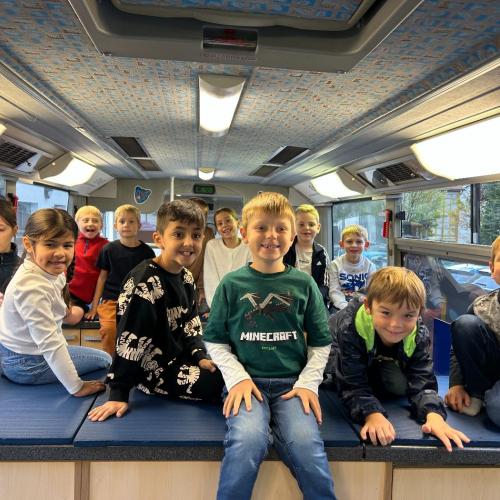 Die Kinder der 1a im Euro-Bus