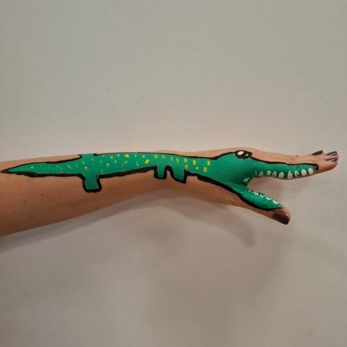 Eine Hand mit einem Krokodilbild
