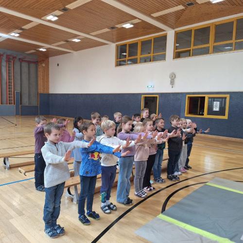 Kinder tanzen zum Lied