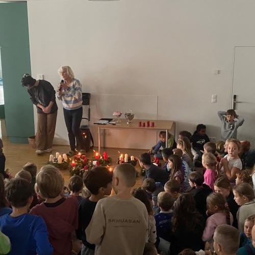 Kinder mit Adventkränzen