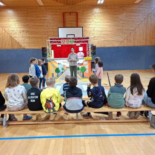 Kinder stehen auf der Straße