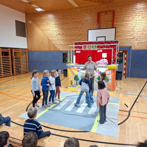 Kinder gehen über die Straße 