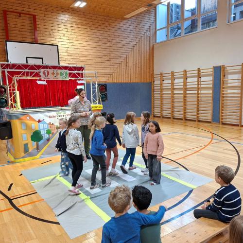 Kinder gehen über die Straße