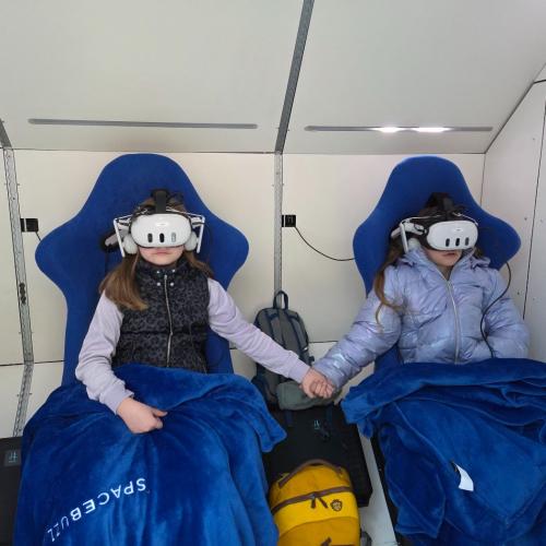 Kinder mit VR-Brille