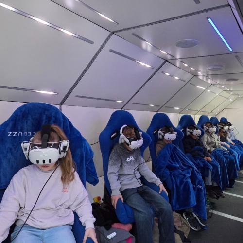 mehrere Kinder mit VR-Brille