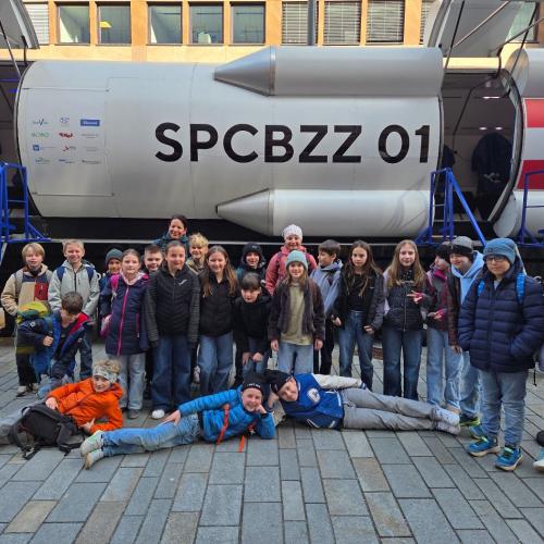 Die Kinder vor der Rakete