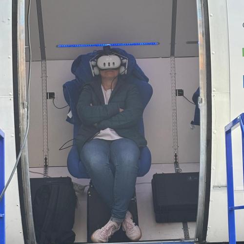 Lehrerin mit VR-Brille