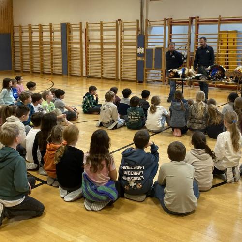 Vertreter des Rumer Mullervereins in der Schule