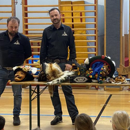 Kinder bekommen vom Brauchtum erzählt
