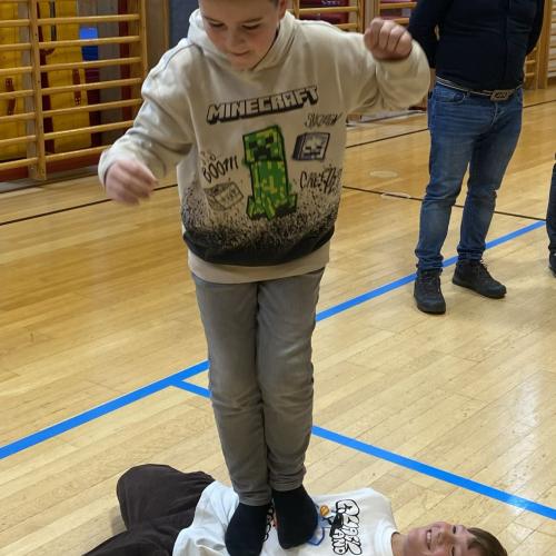 Zwei Kinder machen den Rumer Frosch