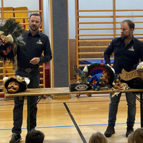 Den Kindern werden die Masken erklärt