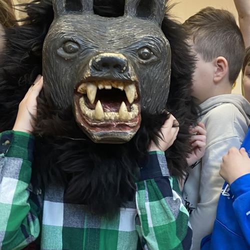 Kind mit Bärenmaske