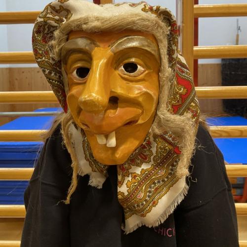 Kinder mit Hexenmaske