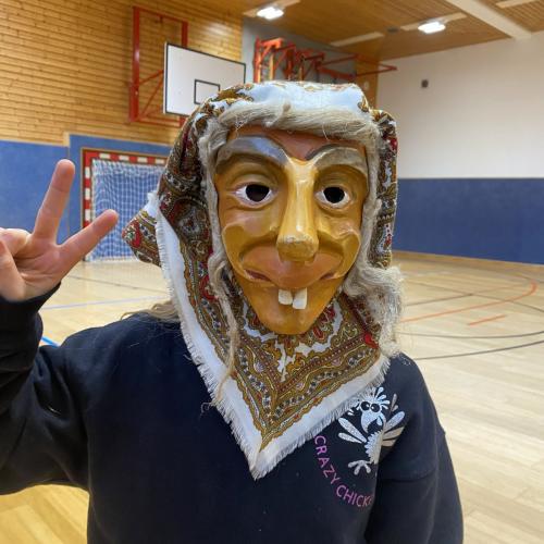 Kinder mit Hexenmaske 2