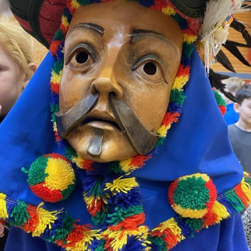 Kind mit Mullermaske