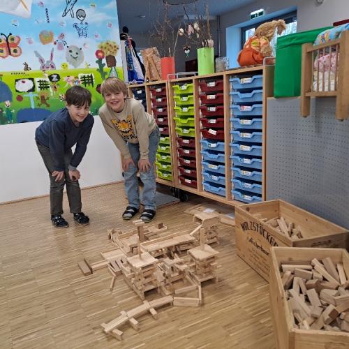 Bauarbeiten mit Bauklötzen 