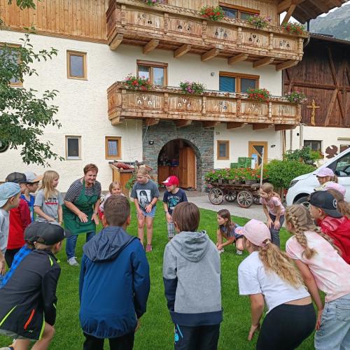 Kinder vor dem Bauernhof