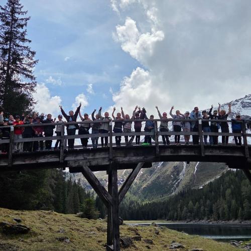 Gruppenfoto auf Brücke