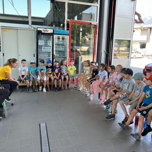 ÖAMTC Team mit Kindern aus der 1a