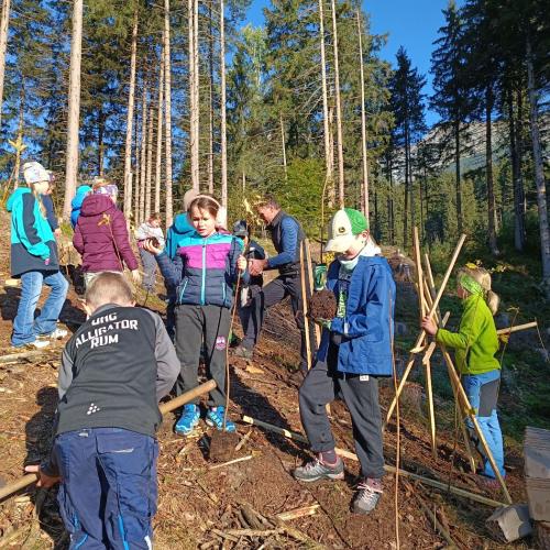 Kinder graben Löcher