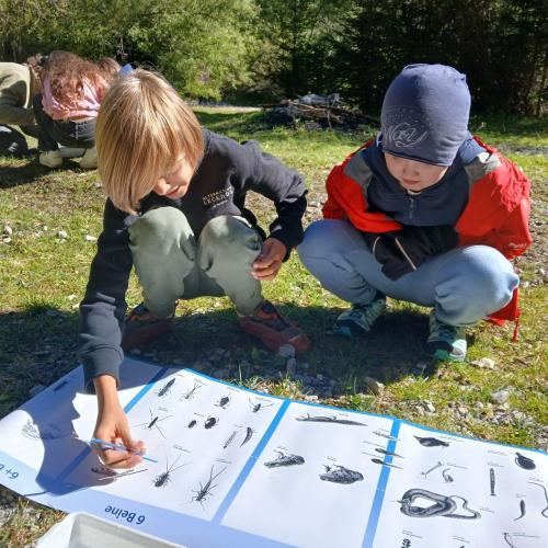 Kinder beim Forschen.