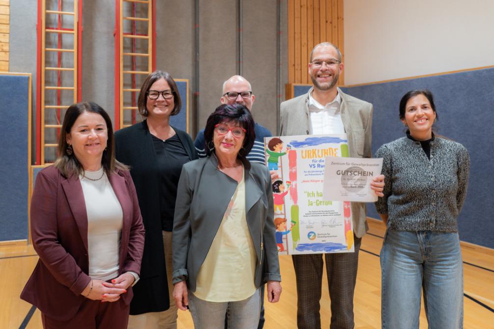 Gruppenfoto mit Urkunde für die VS Rum