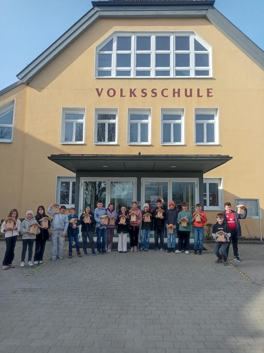 Kinder bekommen die Nistkästen