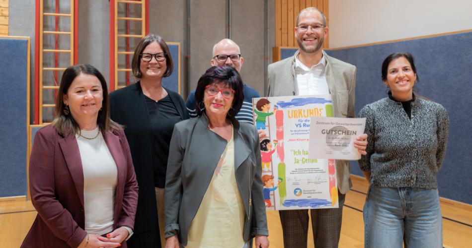 Gruppenfoto mit Urkunde für die VS Rum