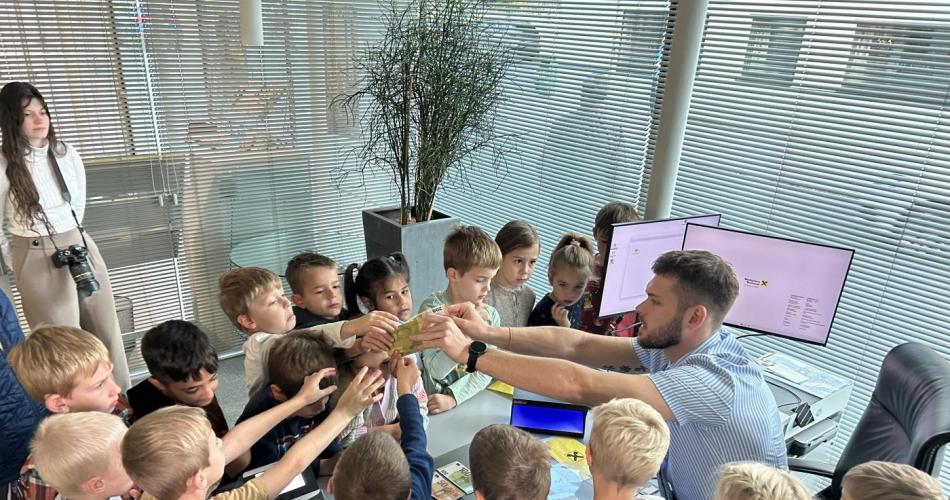 Kinder in der Raika Rum