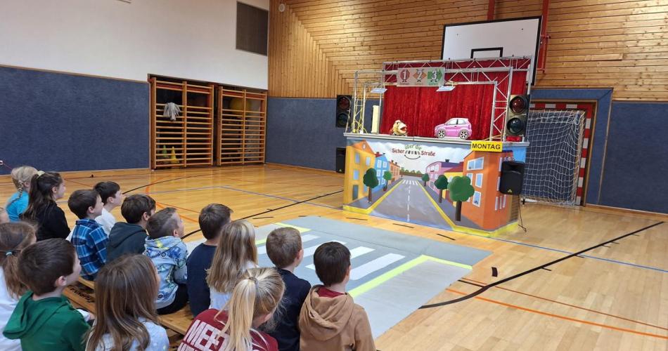 Theaterbühne zum Thema "Sicher über die Straße"