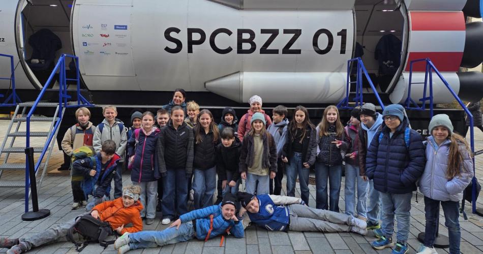 Kinder der 4a vor der Rakete