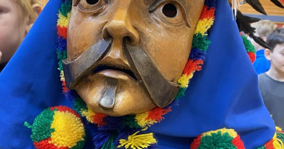 Kind mit Mullermaske