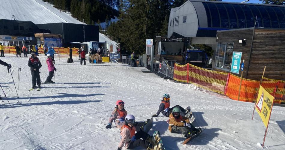 Kinder beim Snowboarden