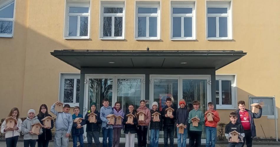 Kinder bekommen die Nistkästen